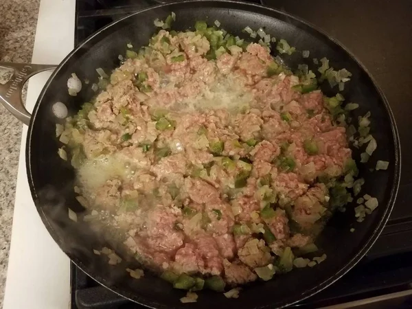 Carne de peru moída e cebolas e pimentas na frigideira no fogão — Fotografia de Stock