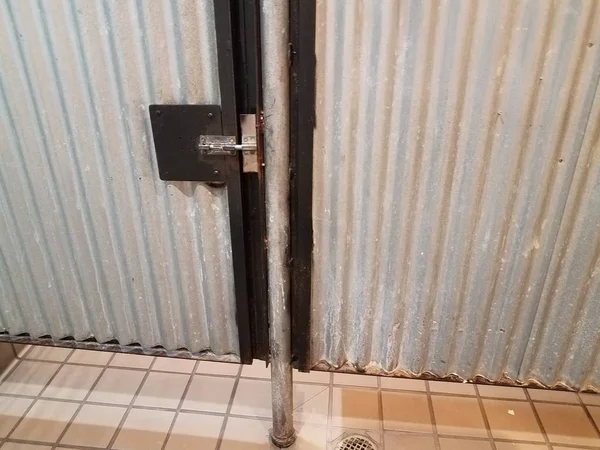 Κλειδωμένο φύλλο μεταλλικό μπάνιο ή τουαλέτα πόρτα — Φωτογραφία Αρχείου