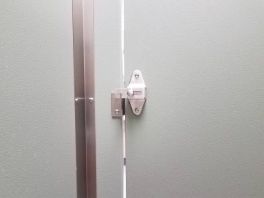 kilitli veya latched banyo veya tuvalet stand kapı