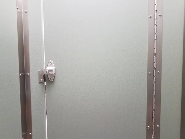 Gesloten of vergrendeld badkamer of toilet kraam deur — Stockfoto