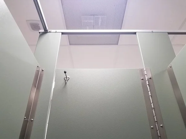 Geschlossene Badezimmer- oder Toilettentür mit Garderobe oder Haken — Stockfoto
