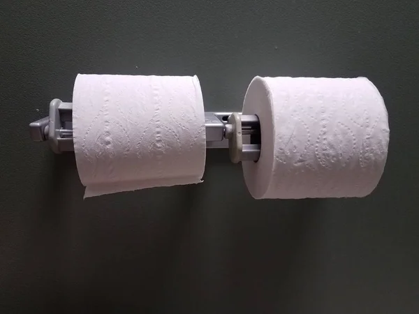 Rolos de papel higiênico branco no banheiro ou banheiro stall — Fotografia de Stock