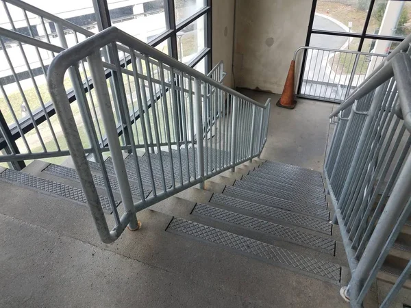 Escaleras de cemento o escalones con barandilla y cono naranja —  Fotos de Stock