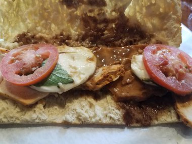 tavuk, peynir, domates ve kahverengi soslu sandviç