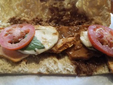 tavuk, peynir, domates ve kahverengi soslu sandviç