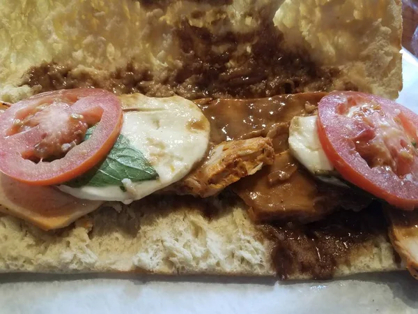 Sandwich au poulet, fromage, tomate et sauce brune — Photo