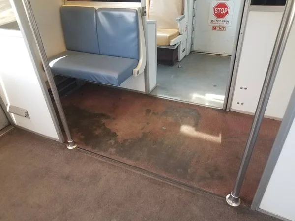 公共の地下鉄システムで汚れたまたは汚れたカーペット — ストック写真