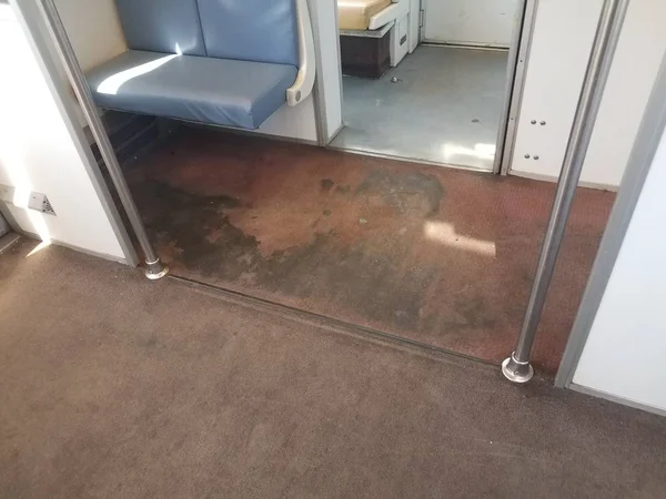 Грязный или грязный ковер в общественном метро — стоковое фото