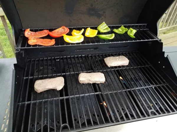 Steak and bell peppers on a barbecue grill — Stock Photo, Image
