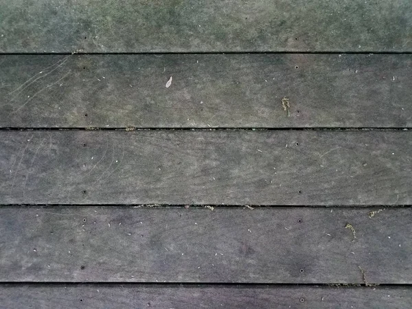 Špinavou hnědou dřevěnou palubu nebo zemi s řasy — Stock fotografie