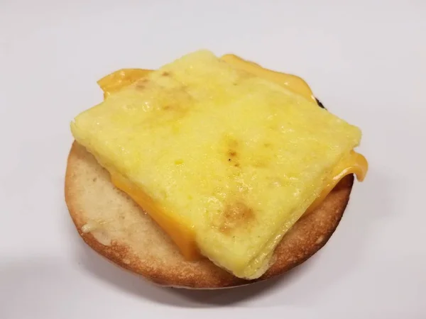 Sanduíche na mesa com pão, ovo e queijo — Fotografia de Stock