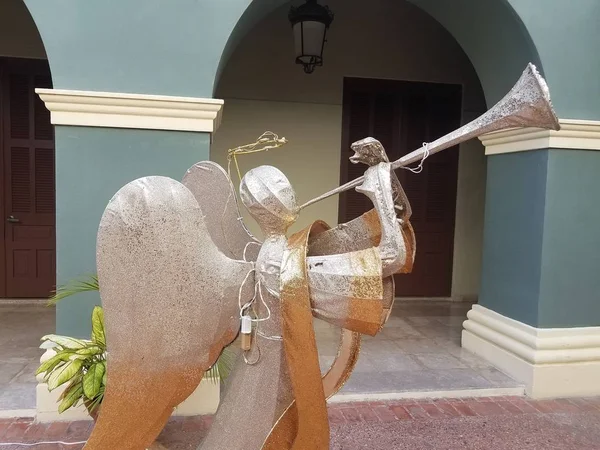 Engel bläst eine Trompete in ponce, puerto rico — Stockfoto