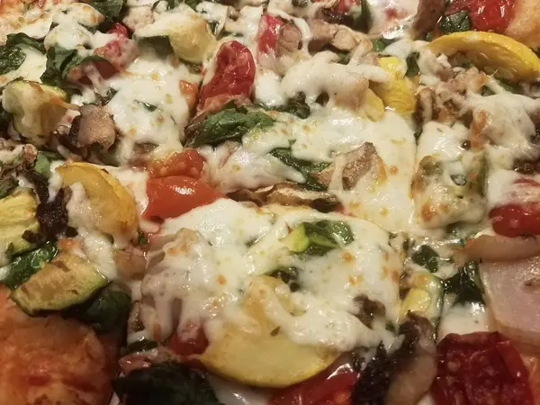 치즈 야채 토마토와 다채로운 피자 가까이 — 스톡 사진
