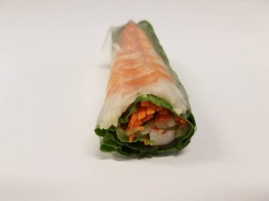 masada karides ve marul ve havuç pirinç kağıt rulo