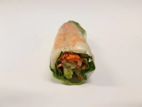 Garnélarák és saláta és sárgarépa rizs papír roll on Desk — Stock Fotó