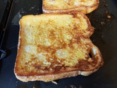 Izgara da yumurta ve tarçın pişirme ile Fransız tost ekmeği