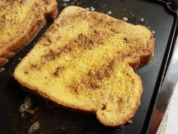 Pão torrado francês com ovo e canela cozinhando na grelha — Fotografia de Stock