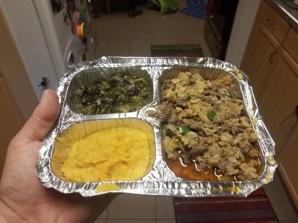 Alimenti etiopi manzo e intestino e spinaci e verdure gialle — Foto Stock