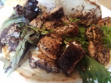 tabakta terbiyeli tavuk ve marul ve pide ekmek