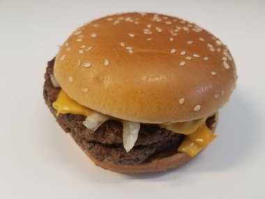 beyaz yüzeyde hamburger sığır eti ve soğan ve peynir