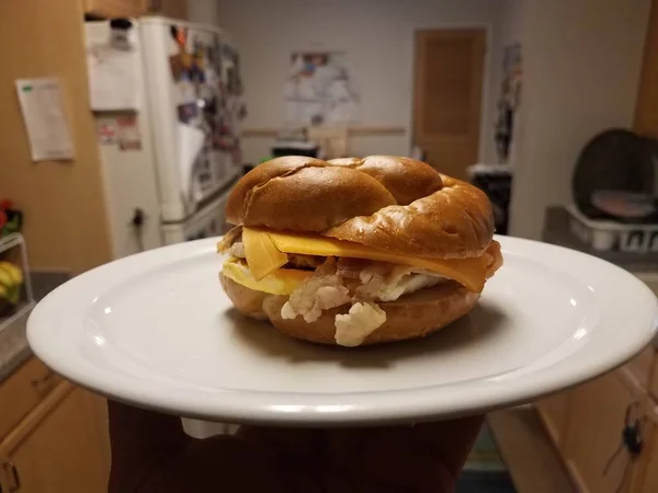 Sándwich de huevo, tocino y queso en un plato blanco en la cocina —  Fotos de Stock