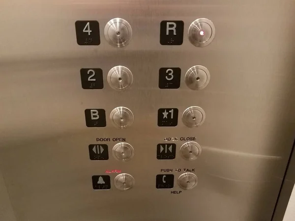 Металеві кнопки з ліхтарями та брайлем в ліфті — стокове фото