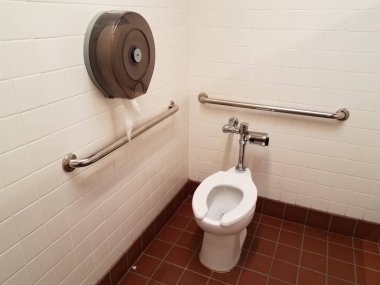 banyo veya tuvalette tuvalet ve kırmızı kare yer karoları