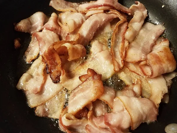 Cocina de tocino en sartén o sartén en la estufa —  Fotos de Stock