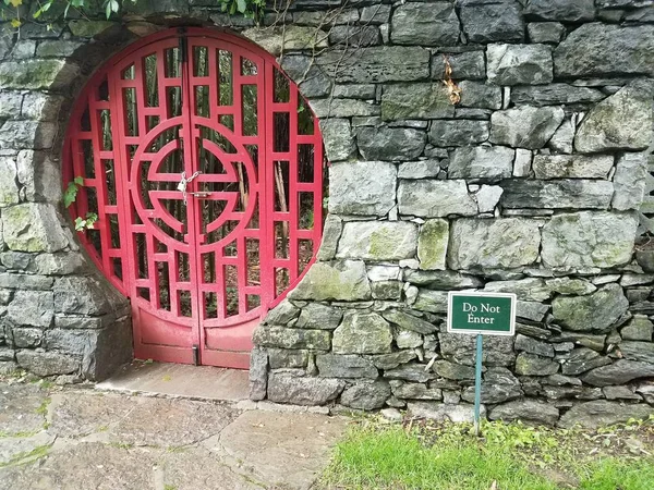 Porta vermelha trancada no jardim chinês com não entrar sinal — Fotografia de Stock