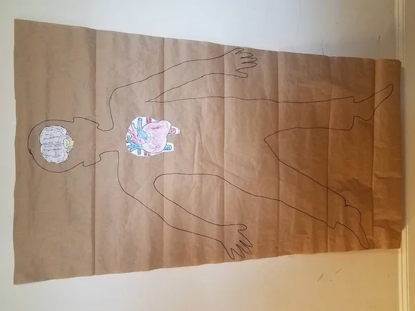Контур дитини на папері з мозком і серцем — стокове фото