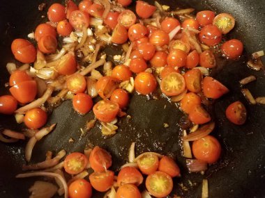 tavada kiraz domates ve soğan ve sarımsak