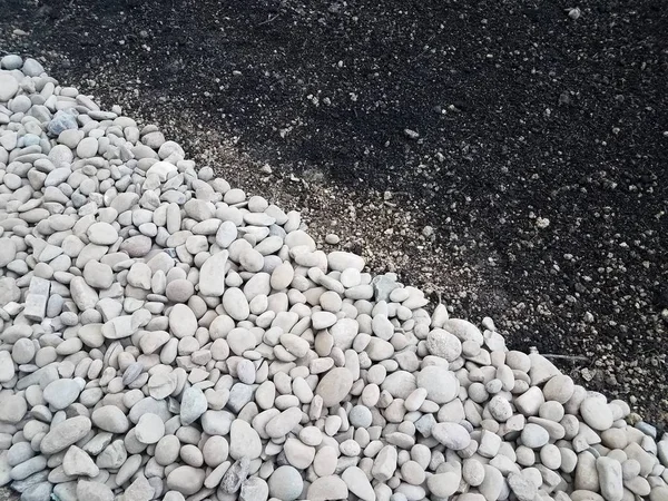 Weiße und graue Steine oder Felsen mit braunem Schmutz — Stockfoto