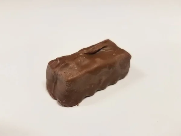 Bruine chocoladereep snack op wit oppervlak of Bureau — Stockfoto