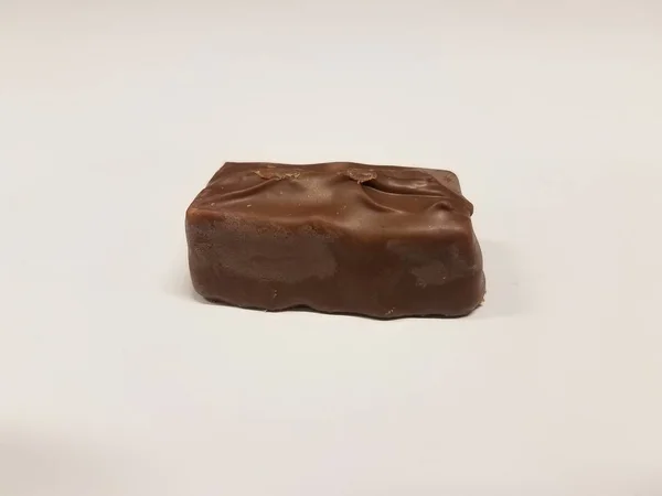 Casse-croûte au chocolat brun sur une surface blanche ou un bureau — Photo