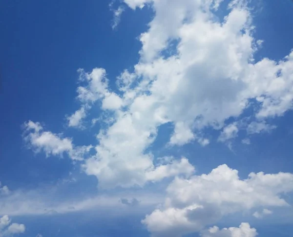 Blanco nubes esponjosas clima y cielo azul al aire libre — Foto de Stock