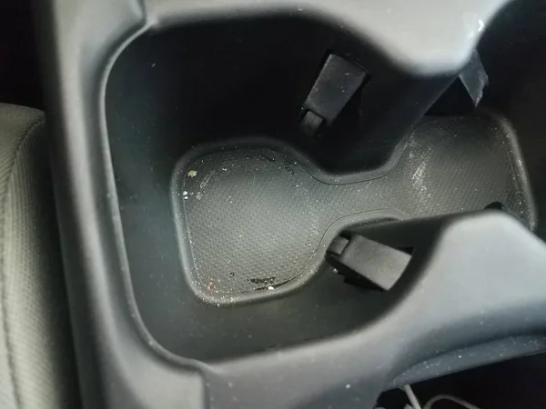 汚れや汚れが付いている車の黒いプラスチックカップホルダー — ストック写真