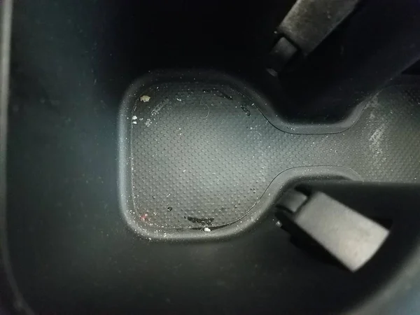먼지 나 얼룩이있는 자동차의 검은 플라스틱 컵 홀더 — 스톡 사진