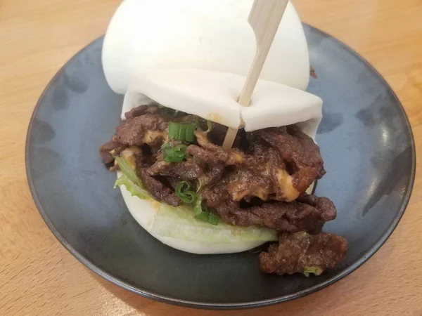 Корейская говядина с соусом и овощами в белой булке — стоковое фото