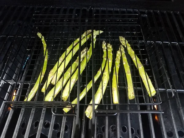 Grünes Spargelgemüse im Grillkorb auf dem Grill — Stockfoto