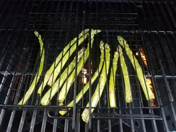 Légumes d'asperges verts dans le panier de grill sur le barbecue — Photo