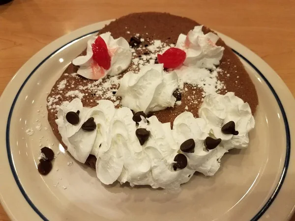 Cara de panqueca de chocolate com chantilly e chocolate — Fotografia de Stock