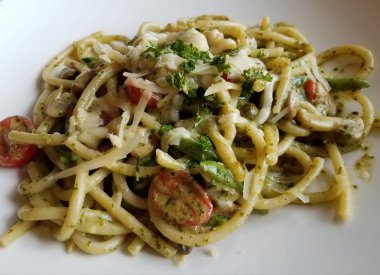 beyaz tabakta peynir ve domates ile makarna