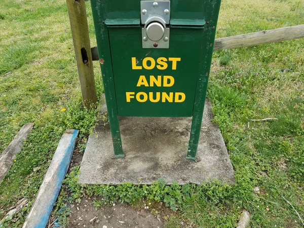 Verloren en gevonden teken op groene metalen doos — Stockfoto