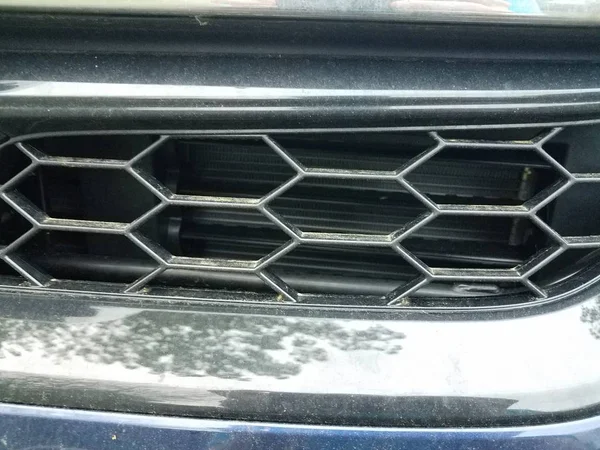 Grill hexagonal na frente do carro ou automóvel — Fotografia de Stock