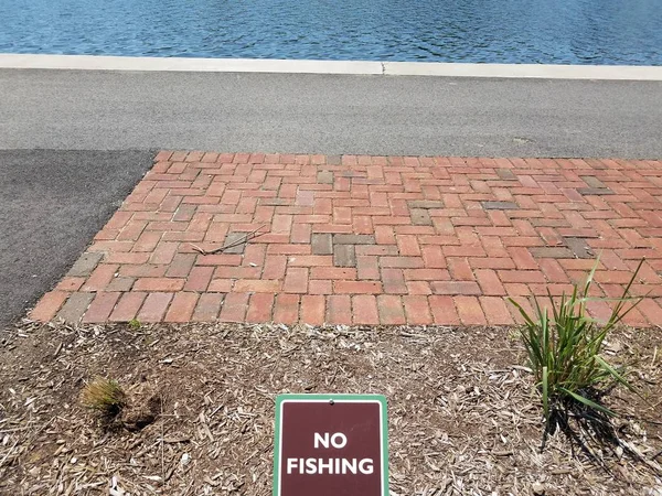Nincs horgász jel vörös téglával és vízzel — Stock Fotó