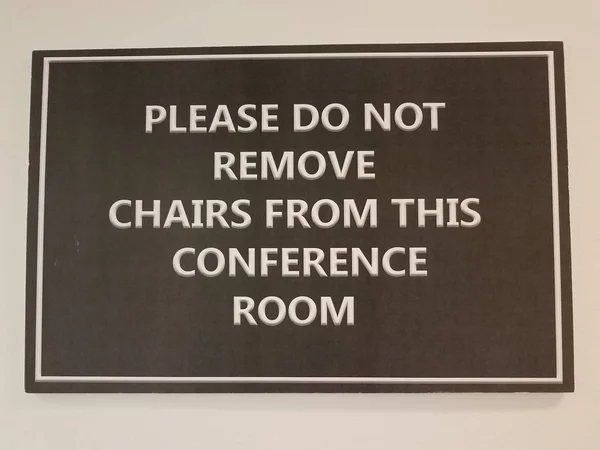 请不要把椅子从会议室标志上移开。 — 图库照片