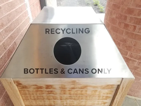 Garrafas de reciclagem de metal e latas só assinar com furo — Fotografia de Stock