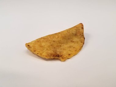 beyaz yüzey veya tablo üzerinde sığır eti ile küçük taco