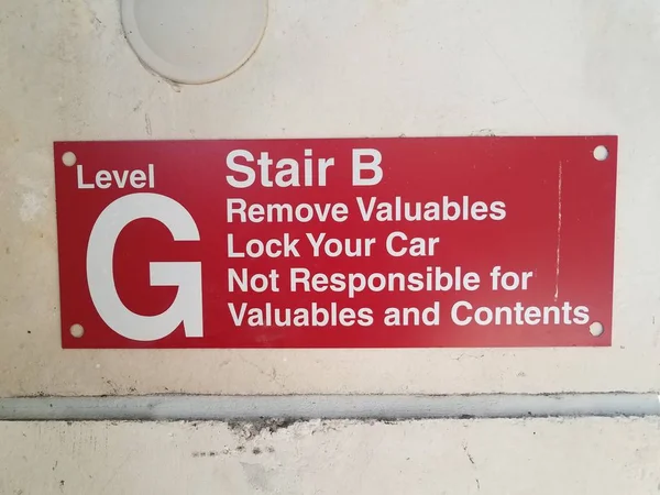 Level G stair B remove valuables red sign on wall — Stock Photo, Image