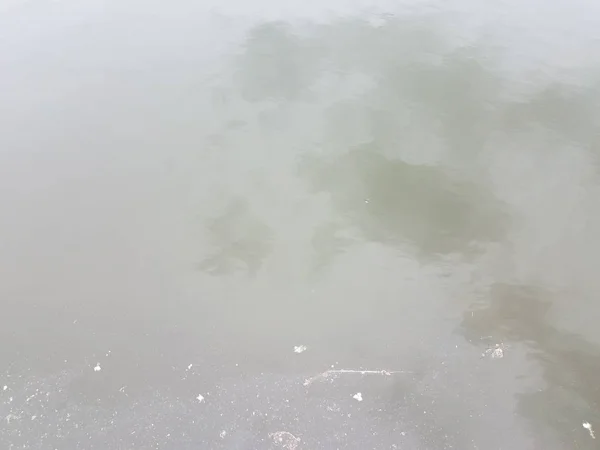 Trübes See- oder Teichwasser mit Spiegelung — Stockfoto